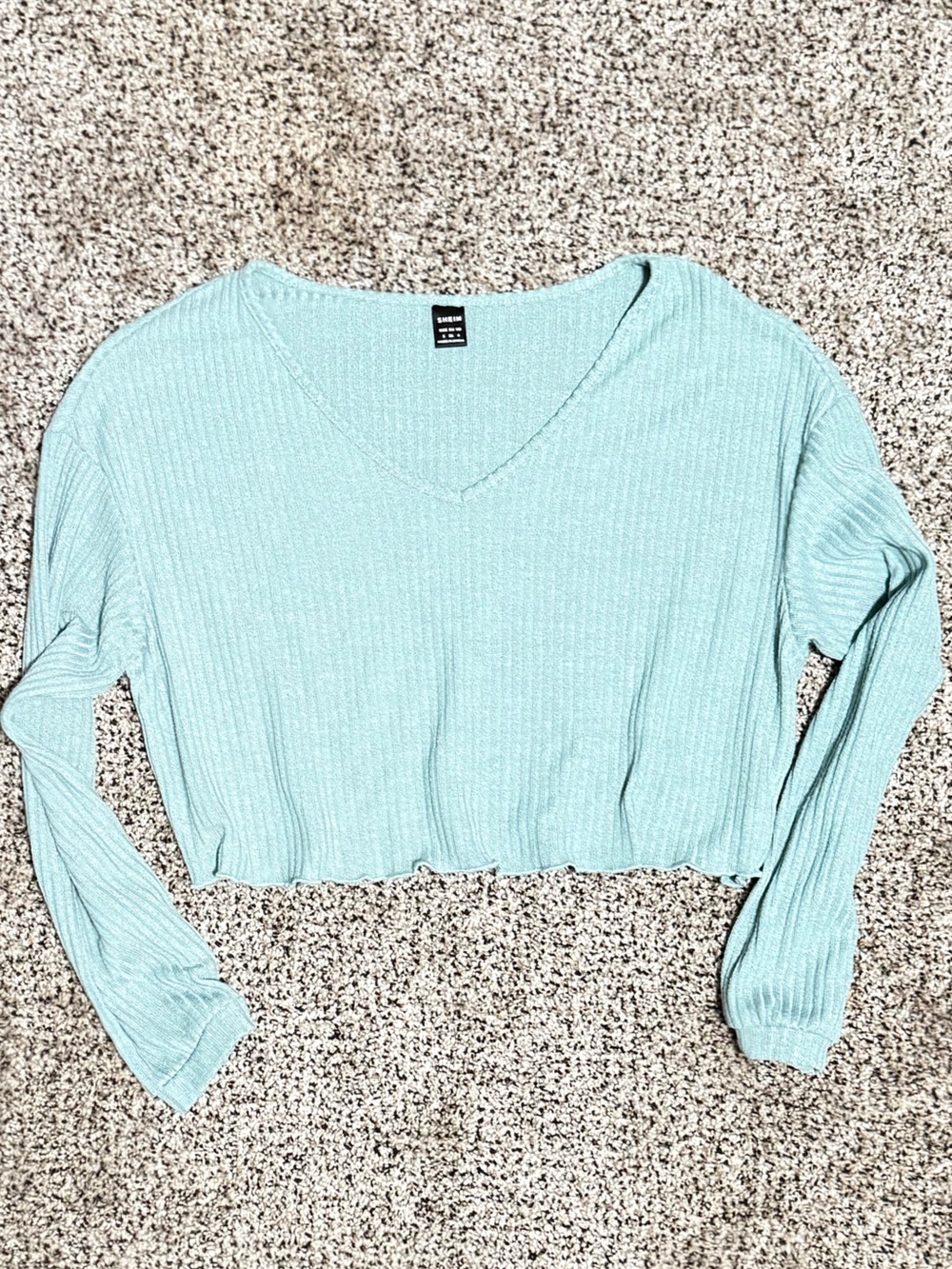 SHEIN Ribbed scallop hem V-Neck crop